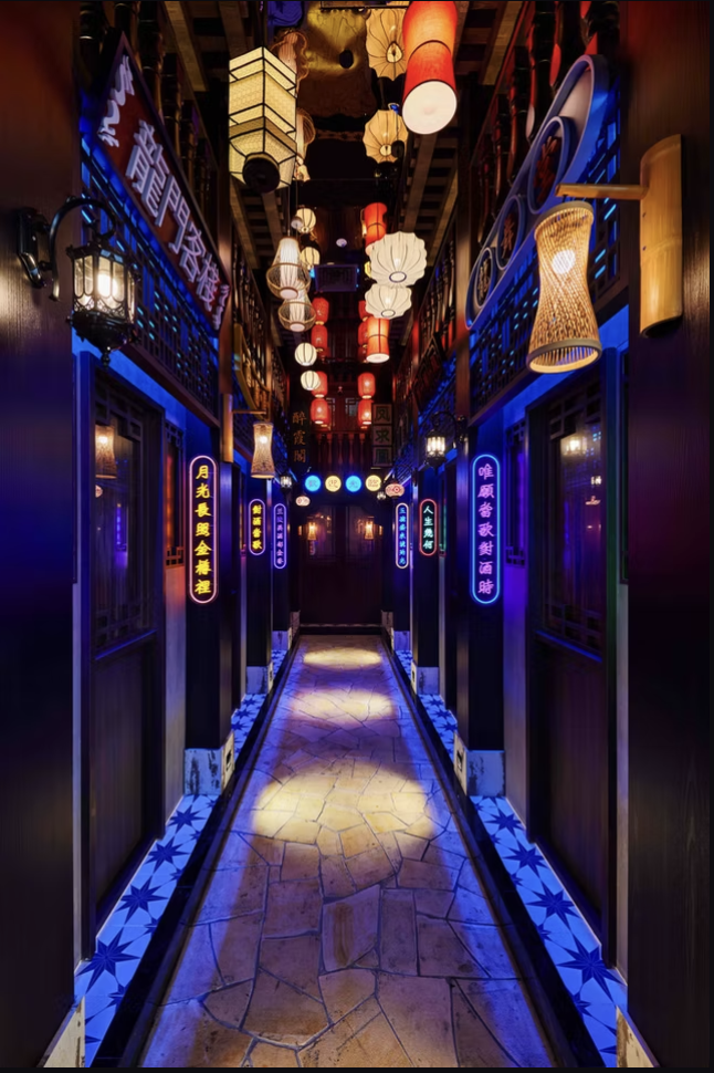 Synthesis食拿酒穩餐廳內部設計，霓虹燈光與復古元素結合，營造沉浸式用餐體驗